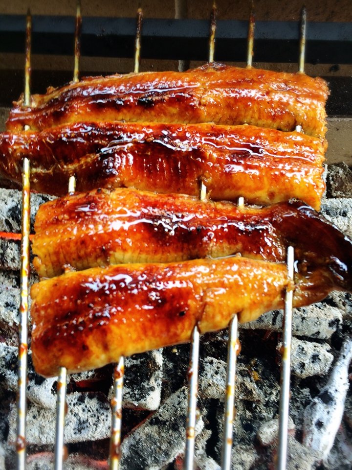 炭火でうなぎを焼く様子